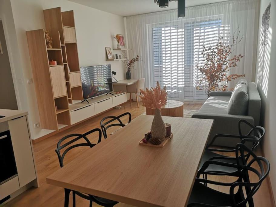 M&M2 Apartment Near Center With Free Parking - Ac Košice Exteriör bild