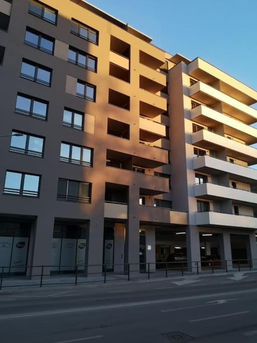 M&M2 Apartment Near Center With Free Parking - Ac Košice Exteriör bild